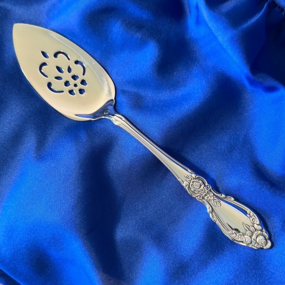 Oneida Plantation Community Stainless Pierced Pie Server